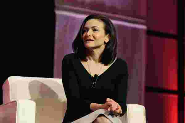 谢丽尔·桑德伯格 (Sheryl Sandberg) 说，仍然没有以同等的价格为女性提供管理职位，但仍有希望。