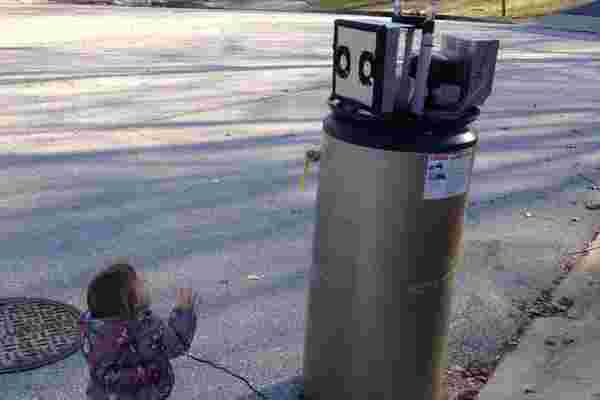 观看这个可爱的蹒跚学步的孩子将热水器误认为是机器人